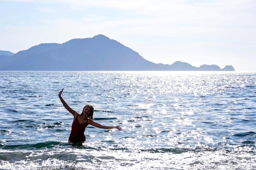 Customer satisfaction guarantee badge with five stars